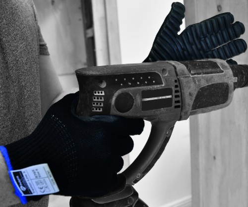 The Polyco anti-vibration gloves absorb vibration waves generated by tools Operating a power tool