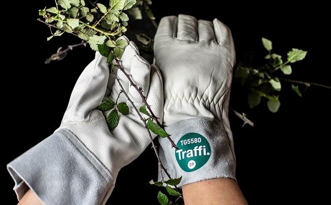 Traffiglove TG5580 protects against brambles and vegetation