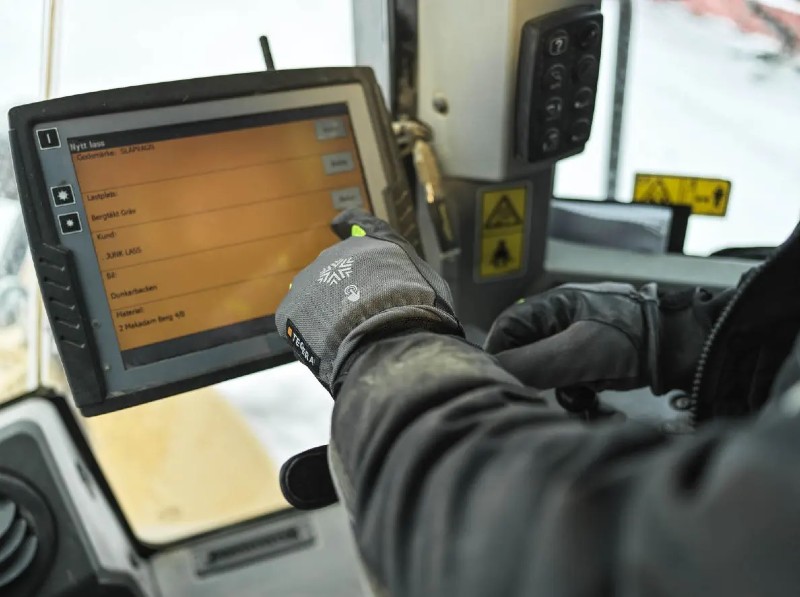 Seamlessly interact with touchscreen devices without removing a glove Ejendals 577 Touchscreen Gloves