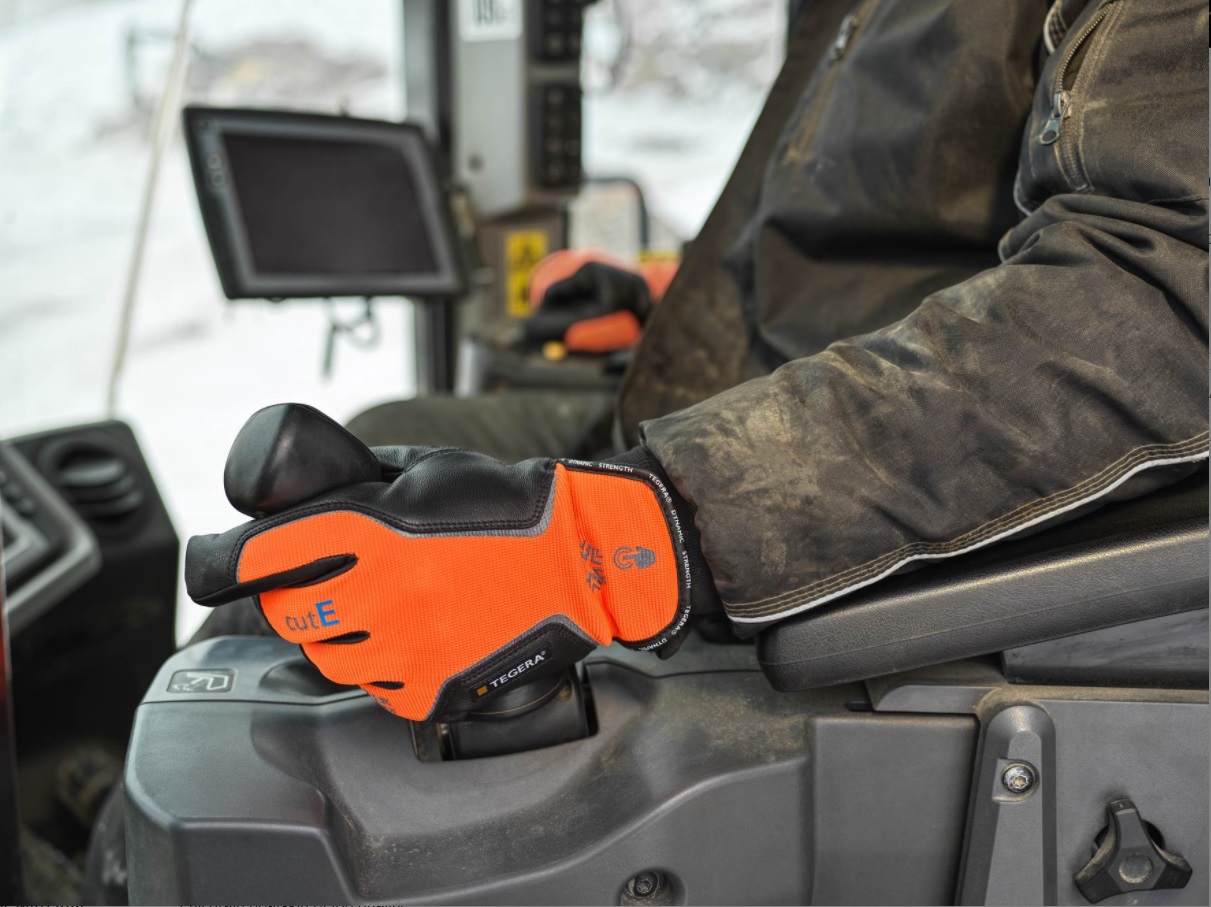 Wide finger and thumb holes allow for a greater surface area grip when handling tools and material Enhanced grip strength