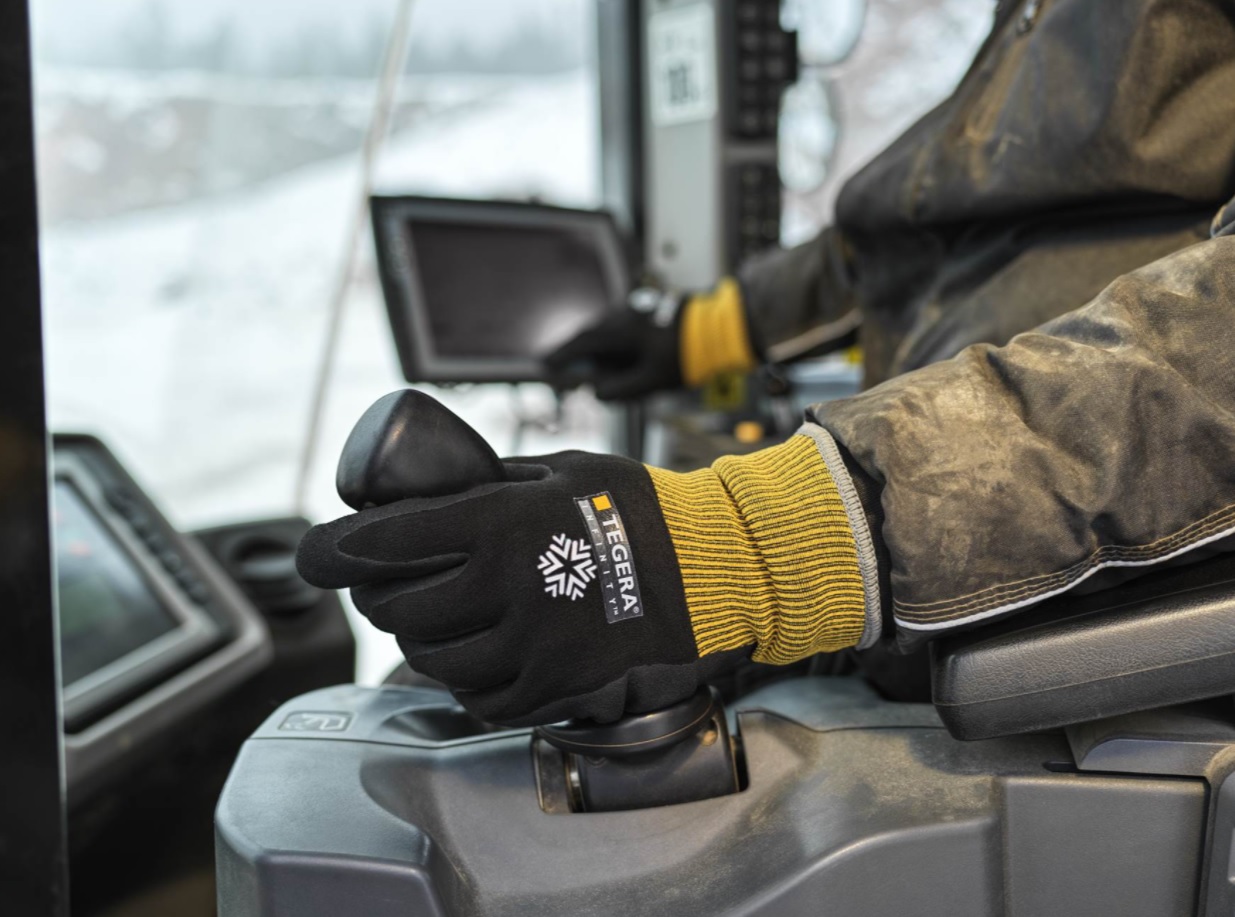 Thermal and contact cold protection make Ejendals 8810R Gloves the obvious choice for use throughout winter Gloves in action