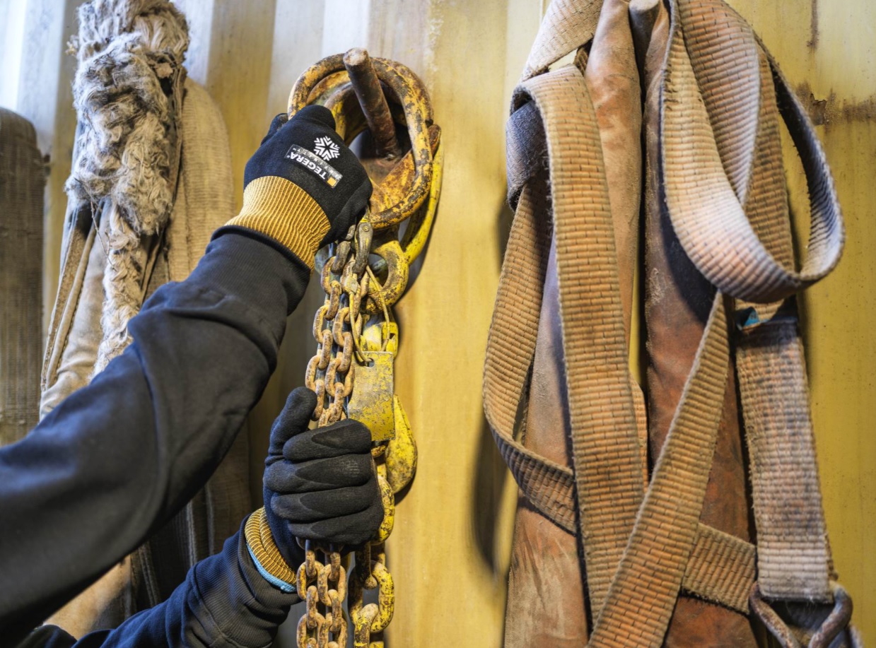 Tegera 8810R Gloves utilise a range of protective properties to keep your hands safe in contact heat, contact cold and mechanical hazard environments Gloves in action