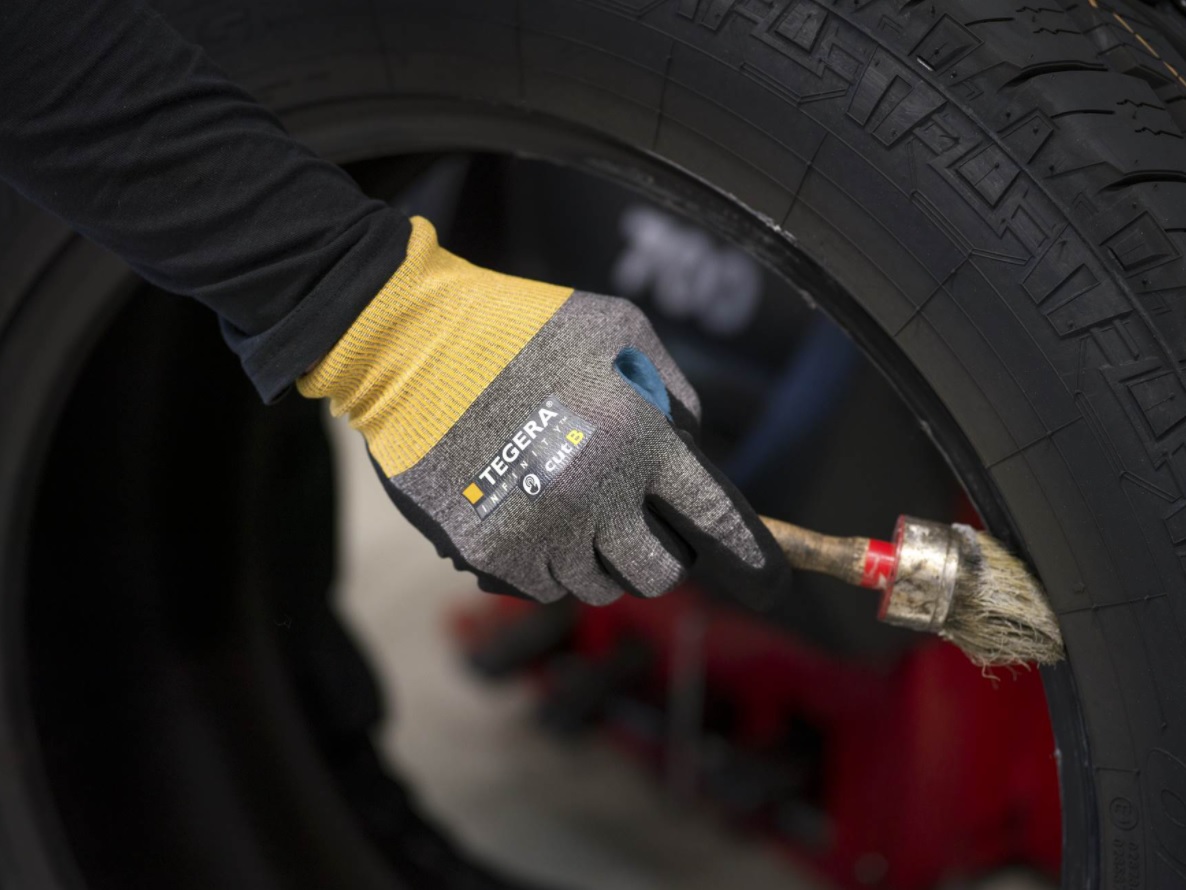 A nitrile coating is the best protection available for those working with hazardous substances like oil, grease and petrol. Premium nitrile coating