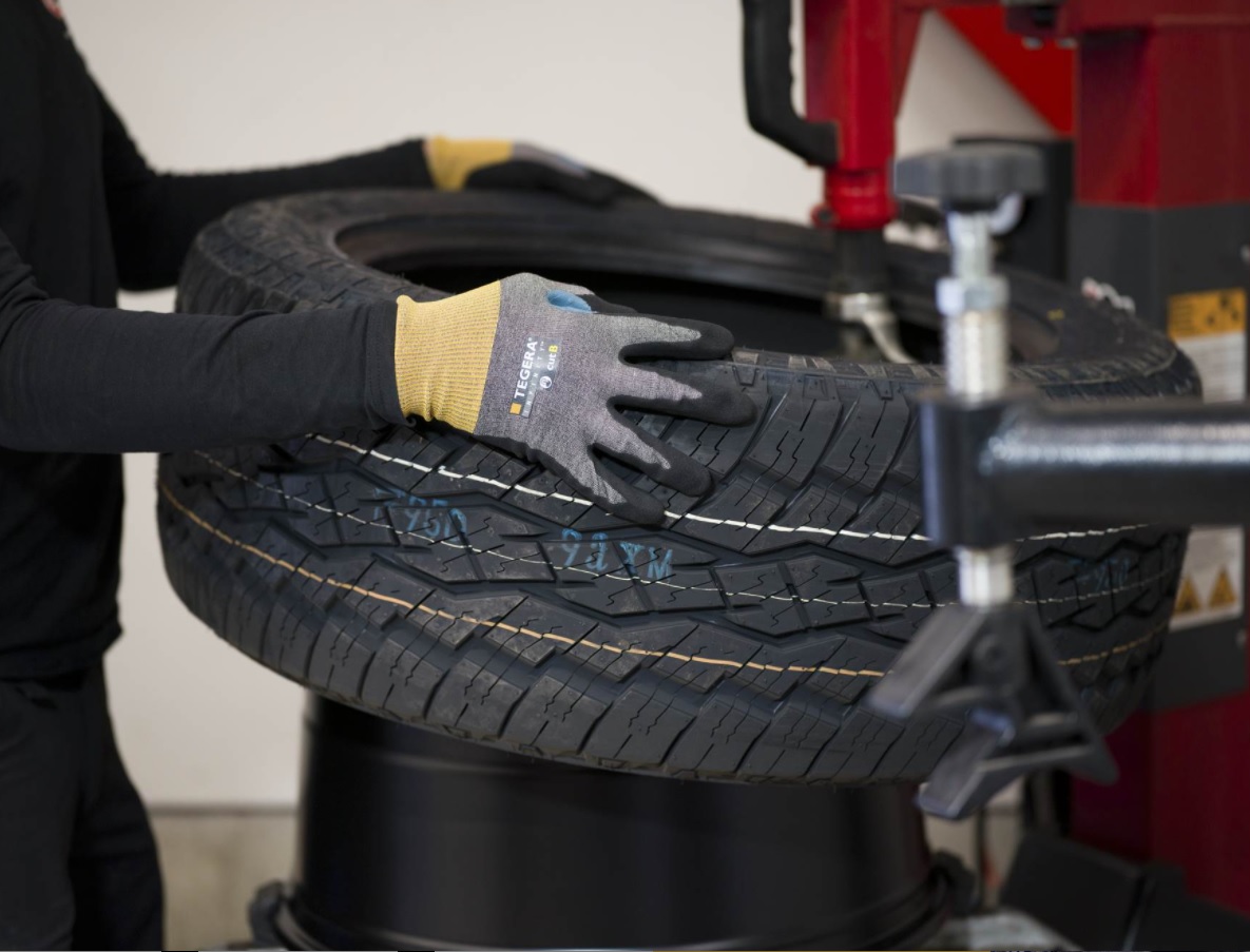 A lightweight design allows the natural dexterity and touch of your palm and fingertips to aid and assist with carrying heavy material. Handling material